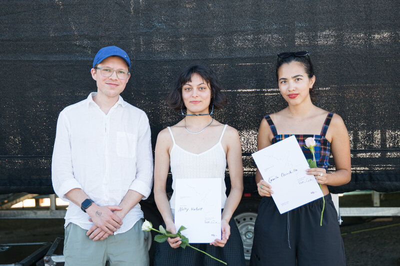 image of the two prize winners Nelly Habelt and Camila Chinchilla at the Rundgang of Hochschule für Gestaltung Offenbach next to Sebastian Woitscheck, the donor of the prize Liebe zur Kunst